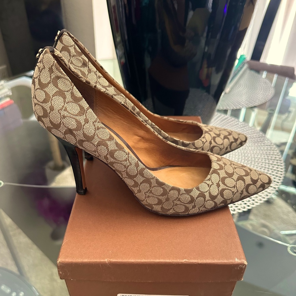 COACH Ellin Signature C Pointed Pump